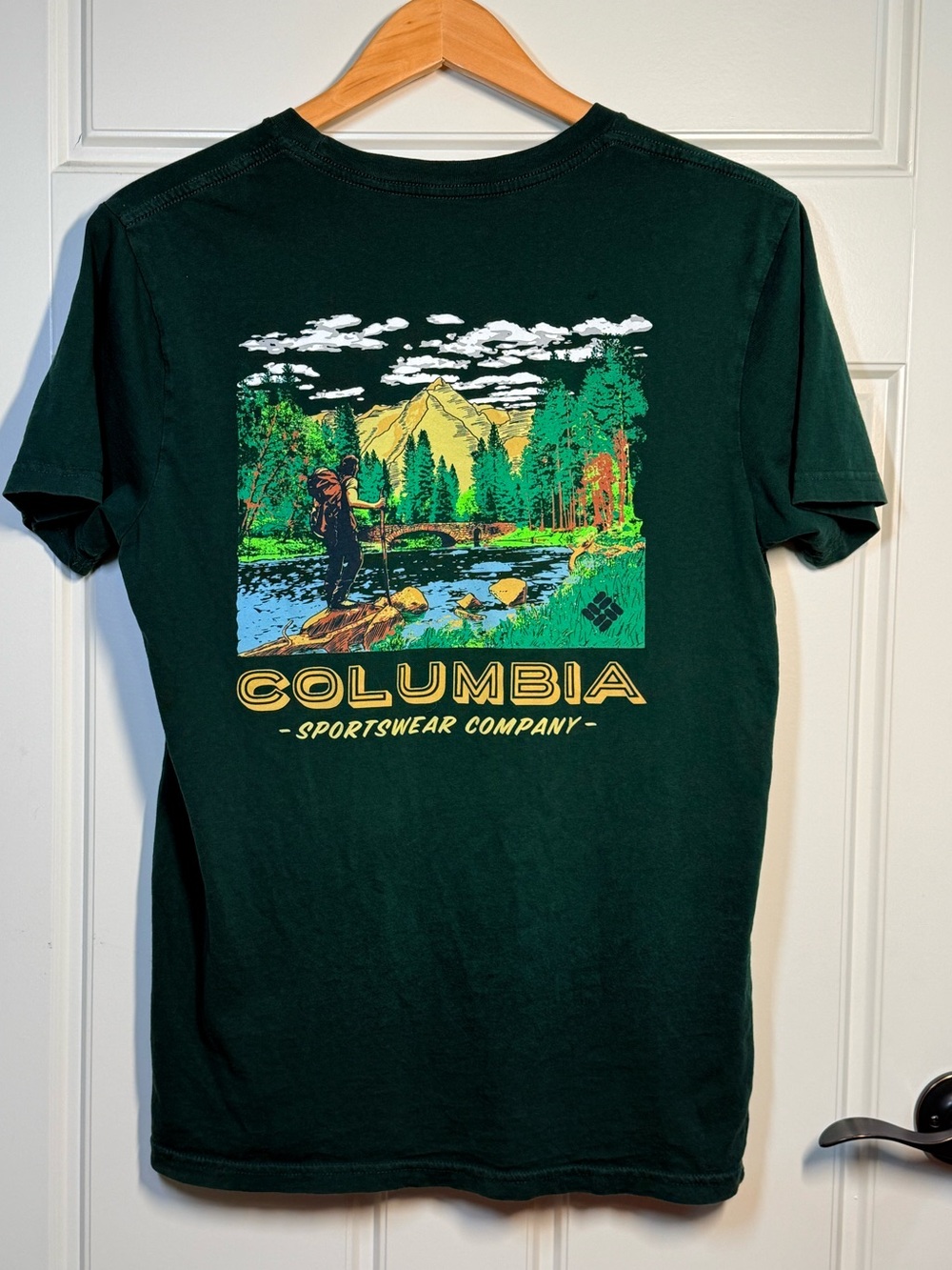 Columbia Outdoor graphic hunter green Tshirt Men’s medium